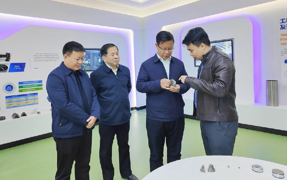 Bí thư Đảng ủy Tập đoàn, Chủ tịch Vương Đức Thành đến Trung tâm Mới Cơ giới để nghiên cứu và chỉ đạo