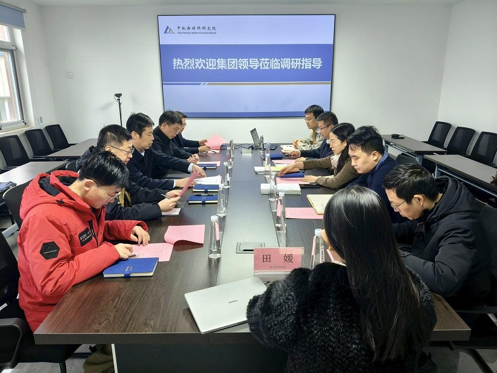 Một nhóm gồm Ủy viên Ban Đảng ủy Tập đoàn, Phó Tổng giám đốc Mạnh Tường Vũ đến Trung tâm Mới Cơ giới để nghiên cứu và điều tra